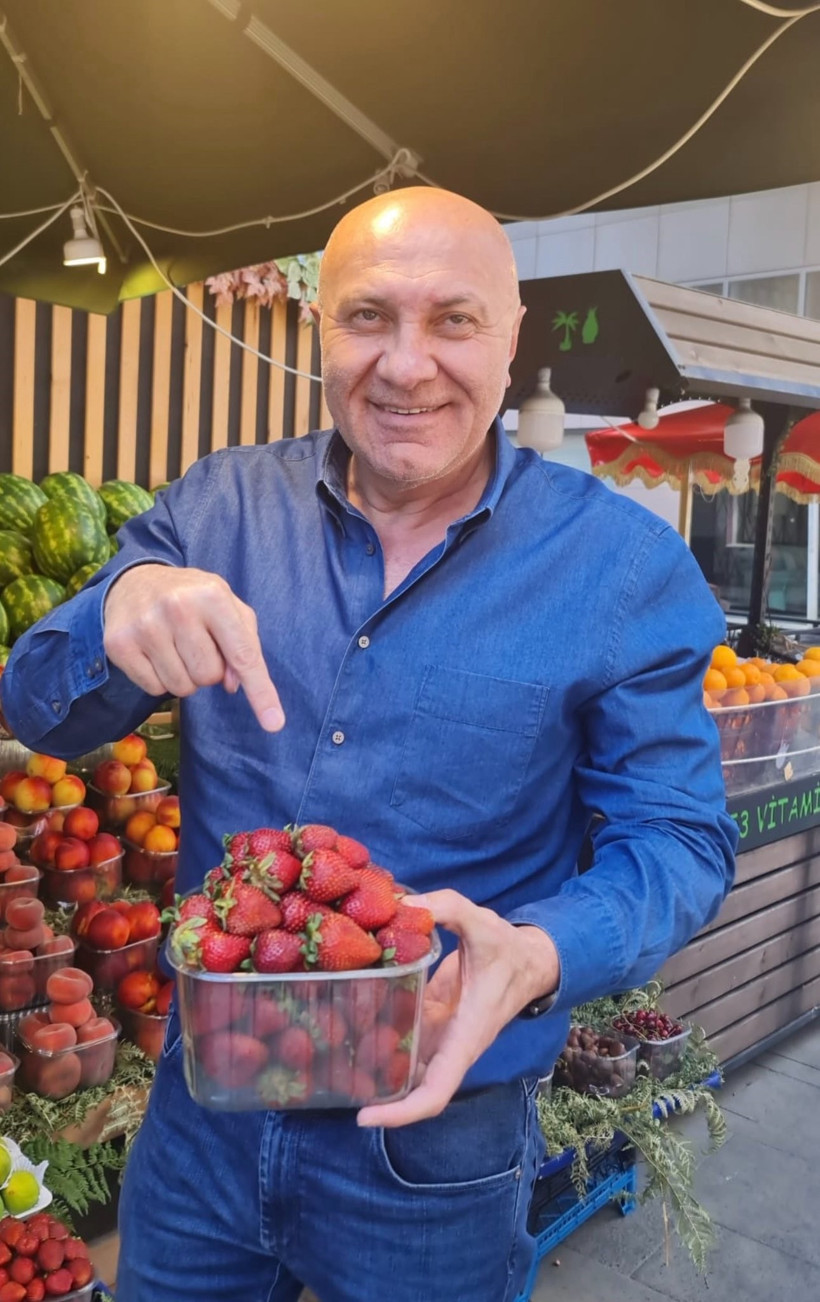 Yüksel Yıldırım çilekle poz verdi, transferi açıkladı - Resim : 1