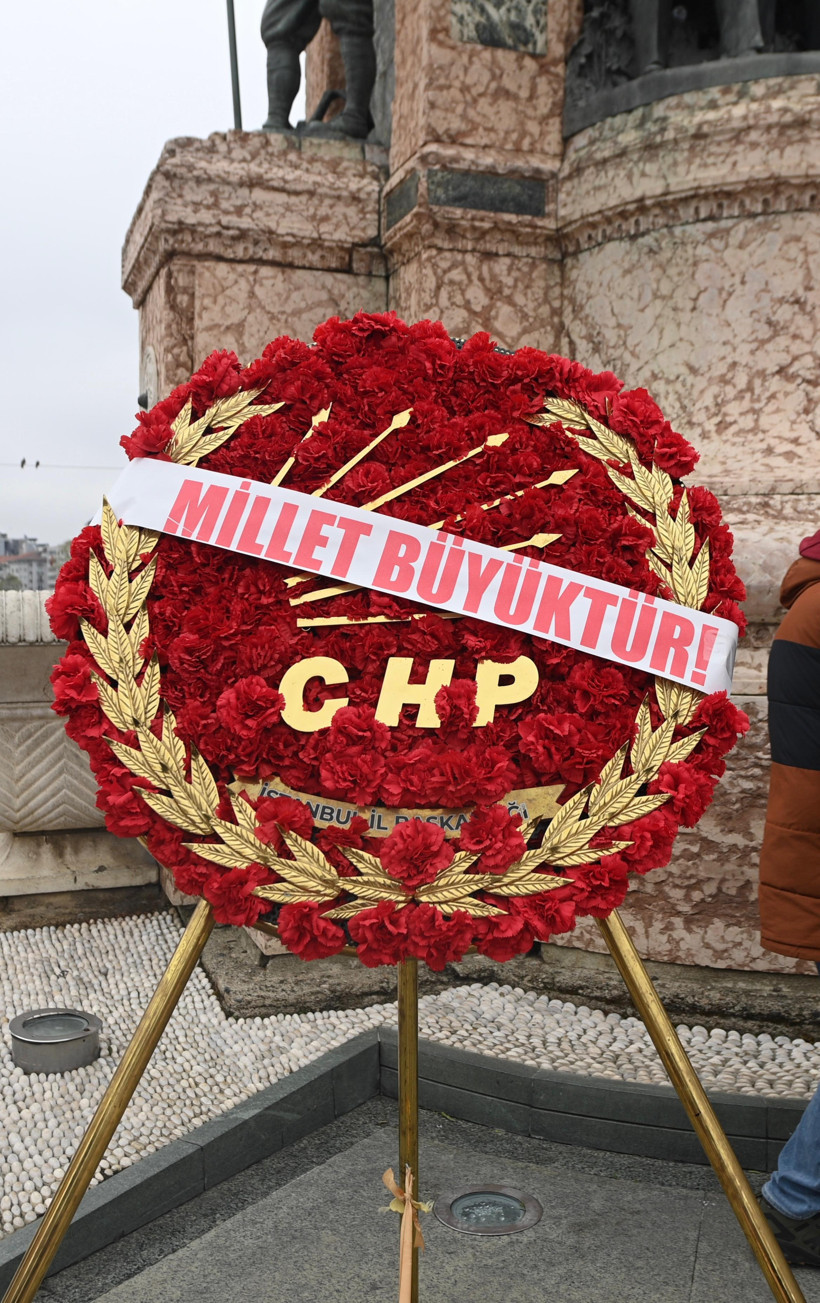 CHP'den bir ilk: Parti çelengine 'millet büyüktür' yazıldı - Resim : 1