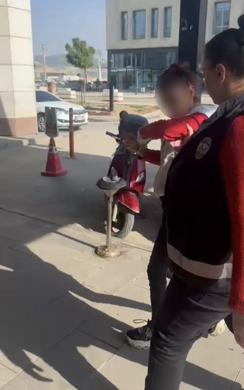 Çöpte karnını doyurmaya çalışan kediye taşla saldırdı - Resim : 2