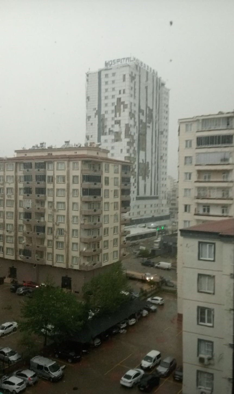 'Süper hücre' fırtınası şehri talan etti! Çatılar uçtu, ağaçlar devrildi, araçlar hasar gördü - Resim: 9