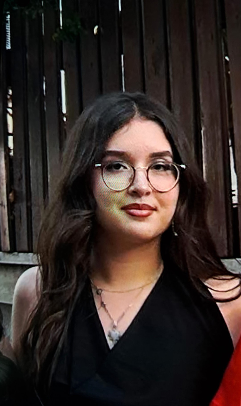 Genç kızın cenazesinde yürek burkan anlar: Babası güçlükle ayakta durdu - Resim : 1