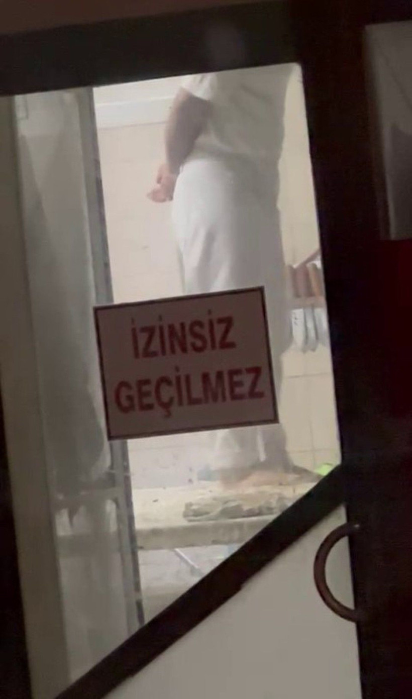 Mide bulandıran görüntüler: Ayaklarıyla hamur yoğurdu - Resim: 1