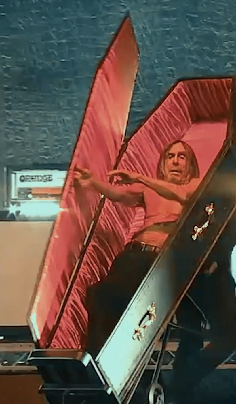 Ünlü şarkıcıyı konserden tabutla taşıdılar - Resim : 1