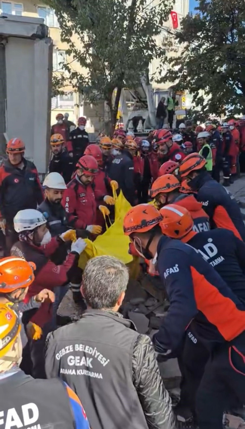 Gebze'de 6 katlı bina çöktü: 5 kişilik aileden Dilara sağ olarak kurtarıldı - Resim : 2