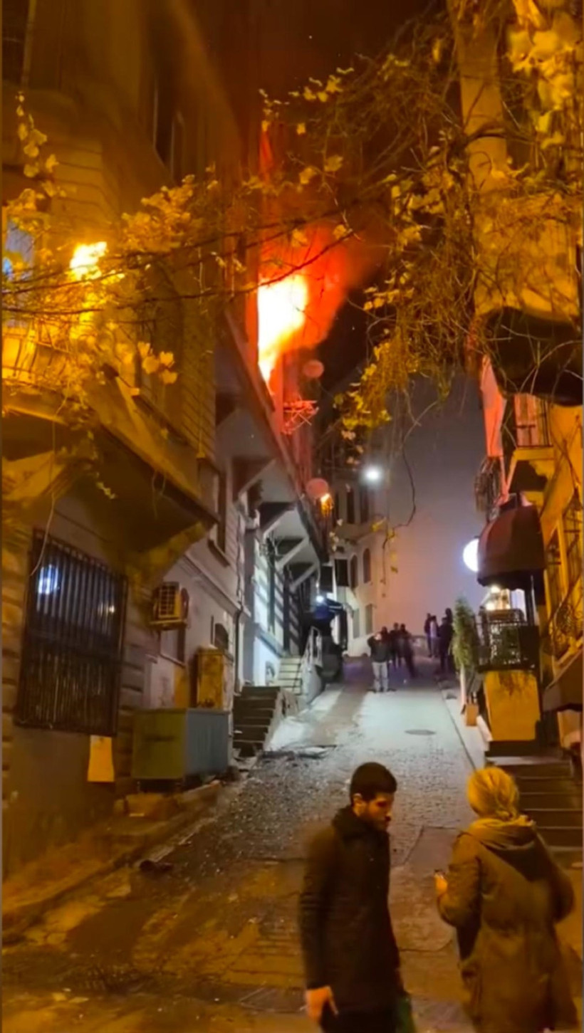 Beyoğlu'nda yangın paniği: İki mahalleden alevler yükseldi - Resim : 1