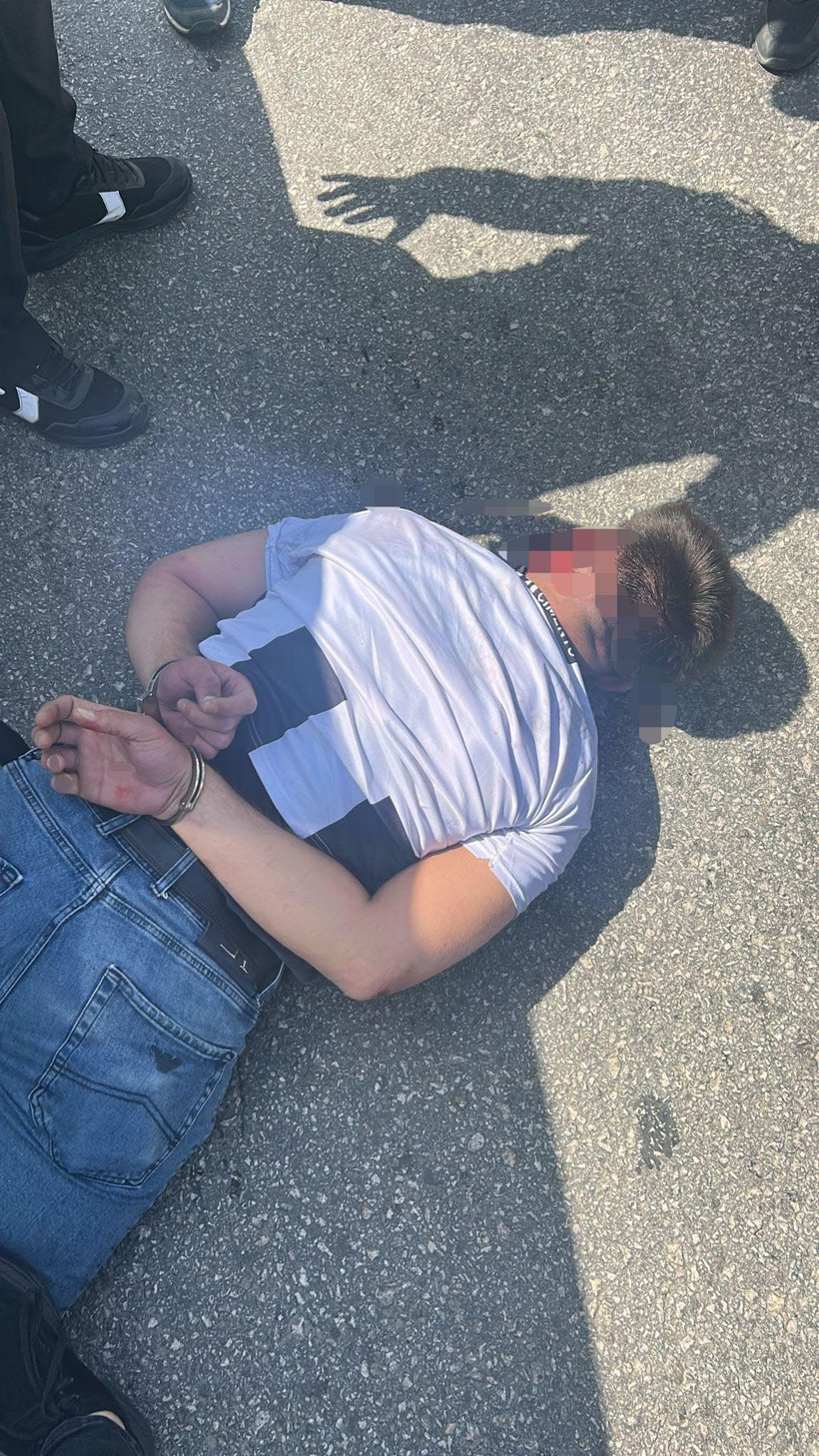 Kız arkadaşı ile birlikte taksiciyi rehin alıp, polisle &ccedil;atıştı - Resim : 4