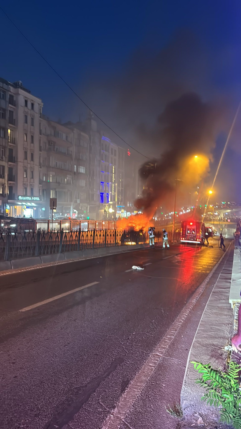 Beyazıt'ta araç yangını - Resim: 4