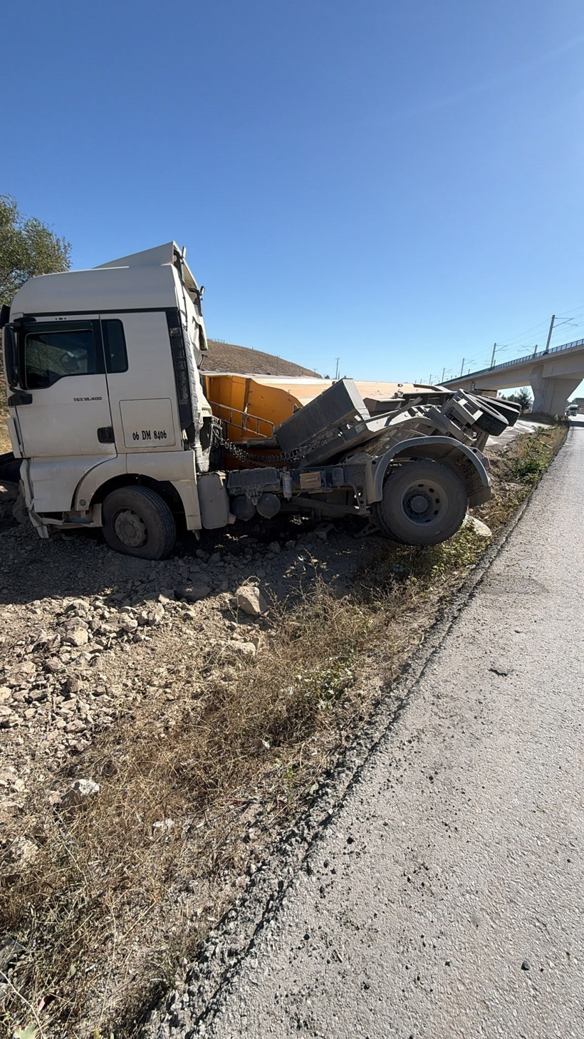 Ankara&rsquo;da faciadan d&ouml;n&uuml;ld&uuml;. Aşırı y&uuml;k tırı devirdi - Resim : 2
