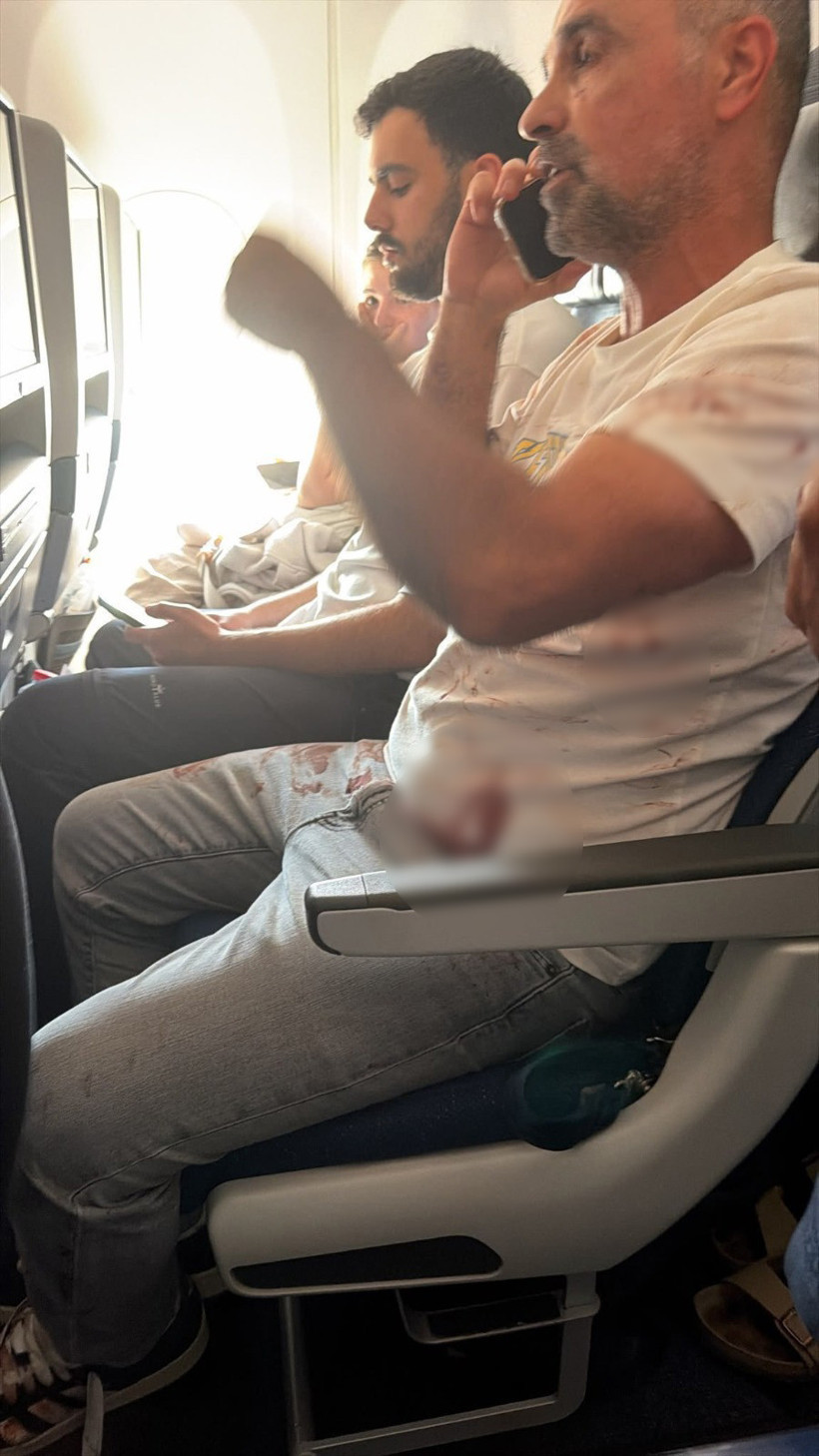 Uçağın içinden görüntüler geldi. Pilotların kavgası yolcuları kan içinde bıraktı - Resim : 1