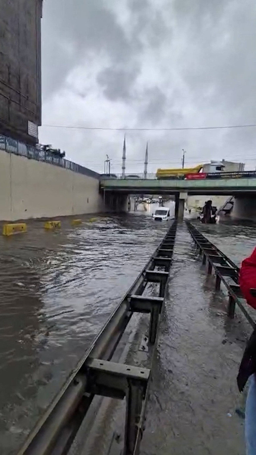 İstanbul'u sel aldı. Daha kötüsünün saati açıklandı - Resim : 4