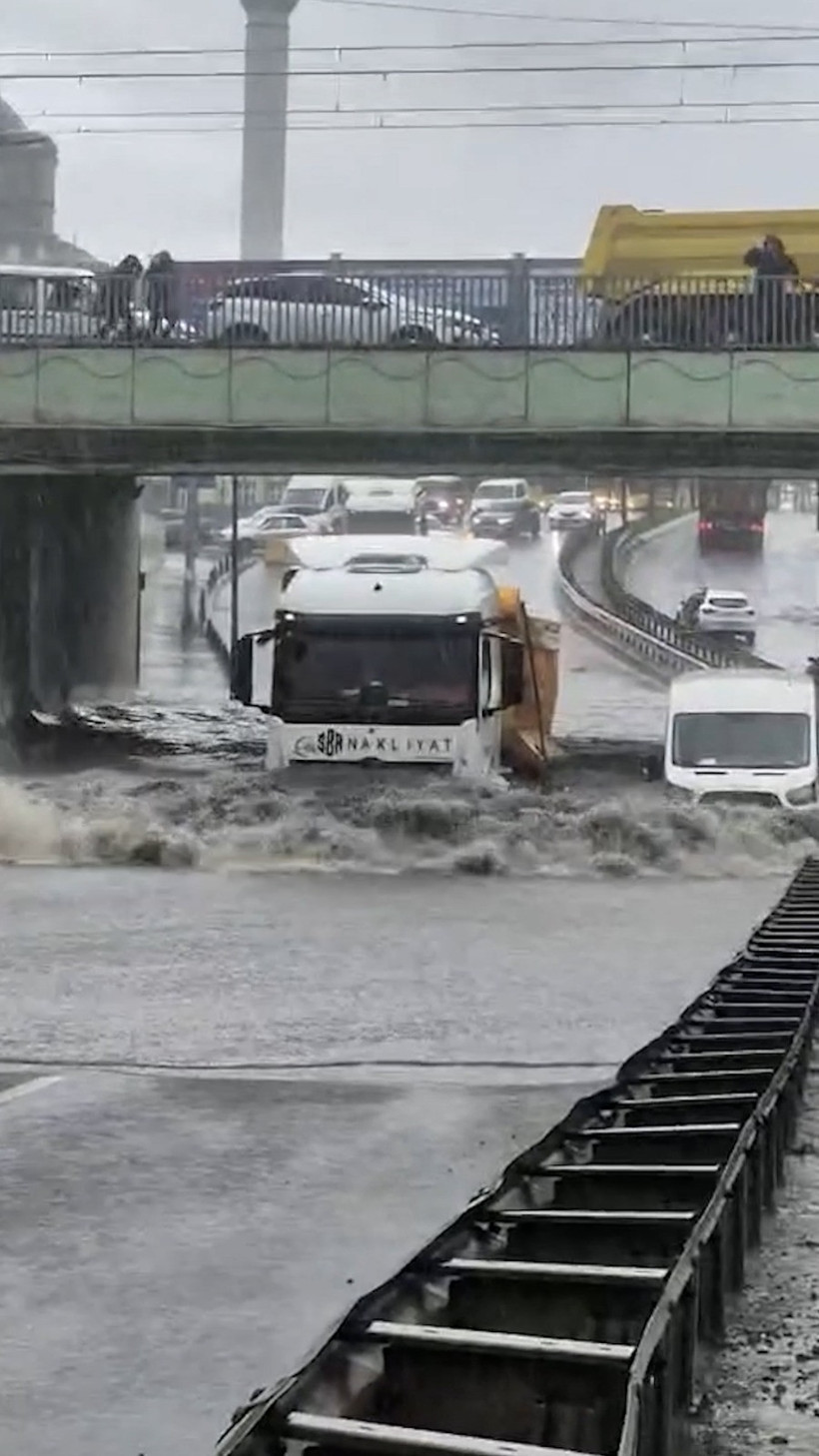 İstanbul'u sel aldı. Daha kötüsünün saati açıklandı - Resim : 3
