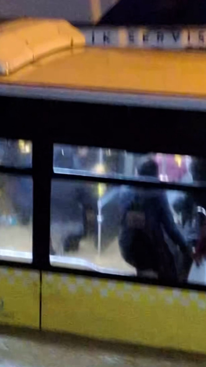 İETT otobüsü selde sürüklendi. Vatandaşlar kurtarılmayı bekledi - Resim : 3