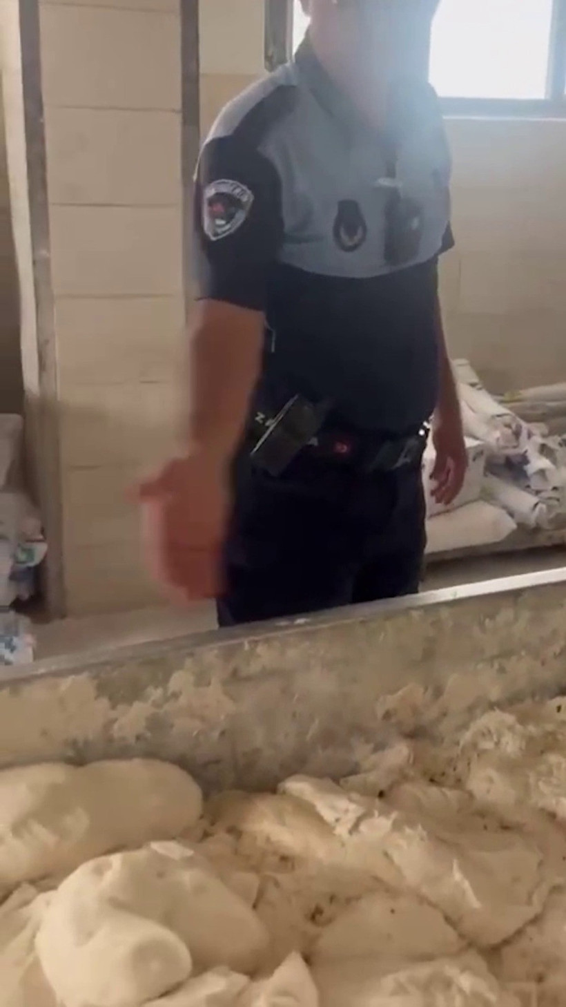 Bu fırından ekmek almayın. İ&ccedil;inden neler &ccedil;ıktı neler? - Resim : 2