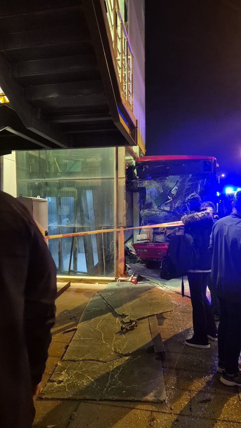 Ankara'da belediye otobüsü üst geçide çarptı. 24 kişi yaralı - Resim : 5