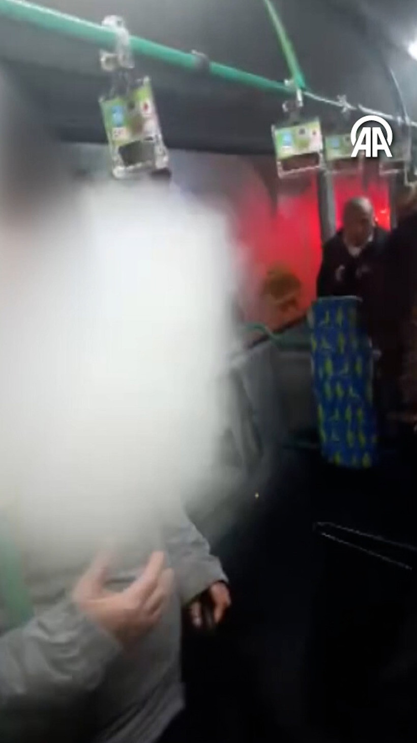 İstanbul'da otobüste dehşet. Biber gazı sıktı yolcular zor kurtuldu - Resim : 2