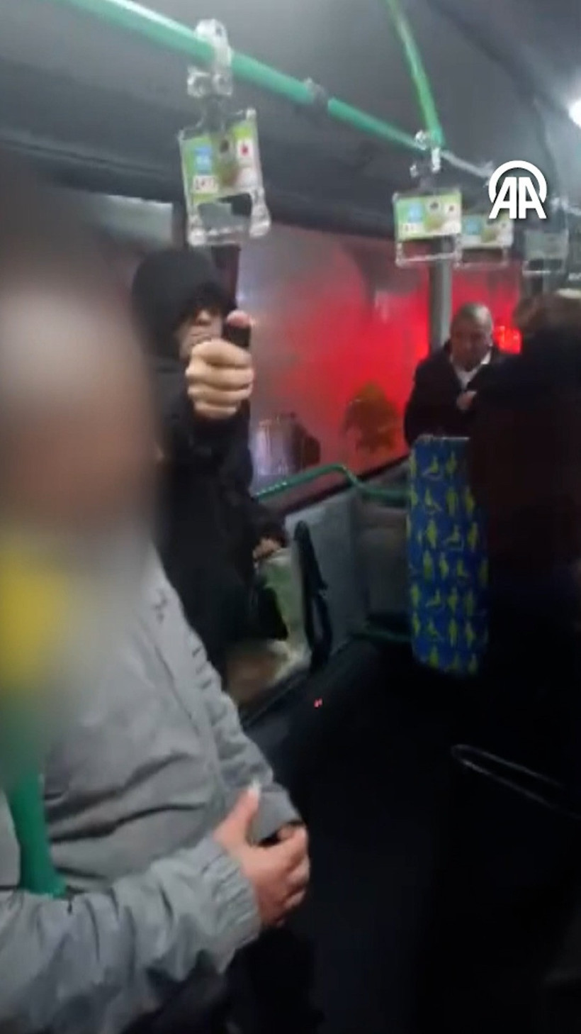 İstanbul'da otobüste dehşet. Biber gazı sıktı yolcular zor kurtuldu - Resim : 1