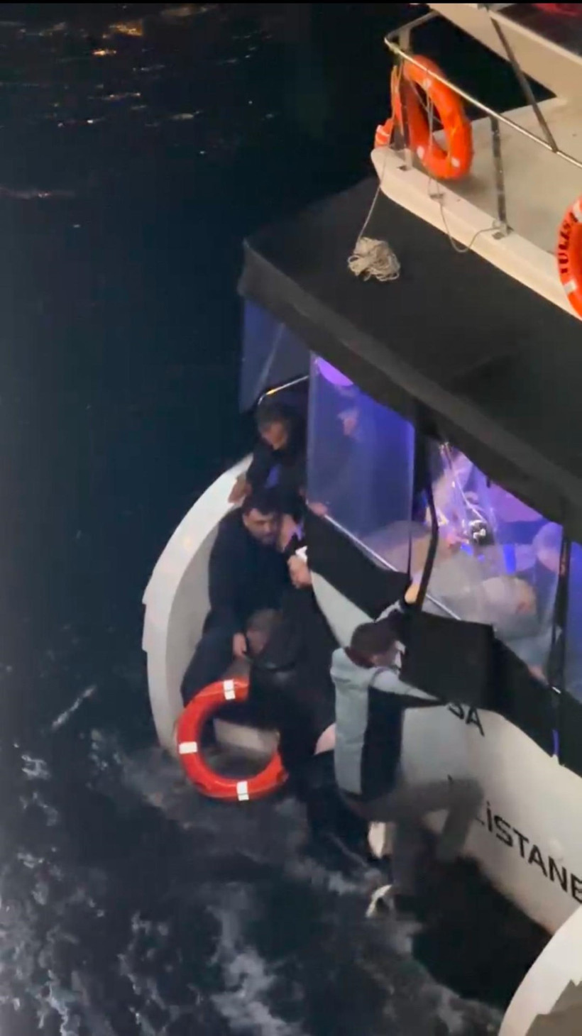 Galata'ta çürük korkuluk kazası: Denize uçtu - Resim : 2