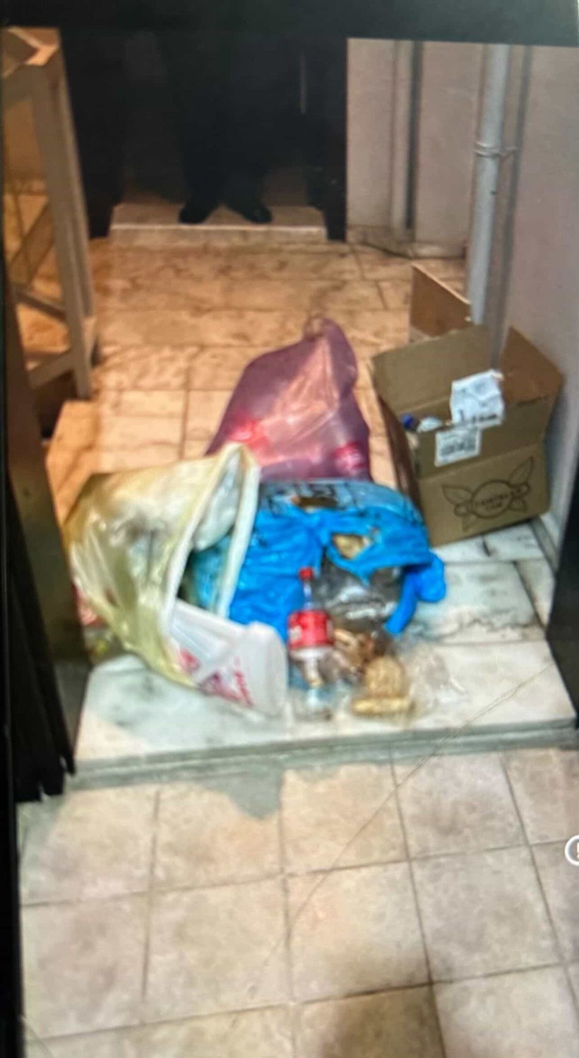 Raporu var diye şikayet edemiyorlar: Kapımıza dışkı s&uuml;r&uuml;yor - Resim : 2