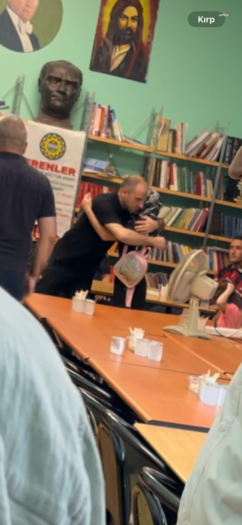 İBB operasyonunda tutuklanmıştı... Jandarma eşliğinde babasının cenazesine katıldı - Resim : 1