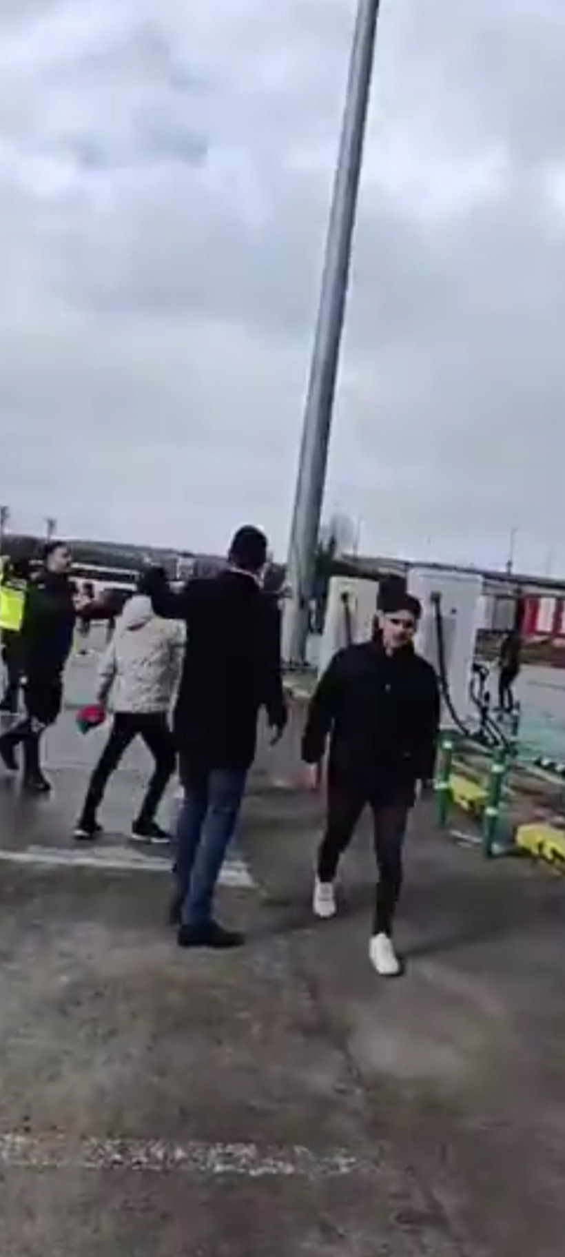 Amedspor ve Fenerbahçe taraftarları birbirine girdi: 2 kişi yaralandı - Resim : 1