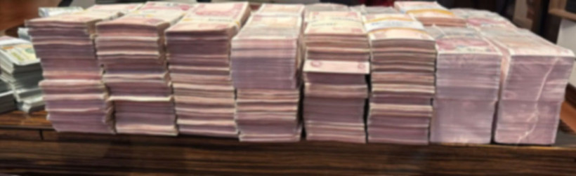 Kayyum yardımcısına ait rüşvet paralarının çelik kasalı deposu ortaya çıktı. Annesi boş valizlerle gelince yakalandı - Resim : 4