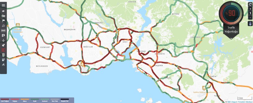 İstanbul’da kar bastırdı, trafik kilitlendi - Resim : 1