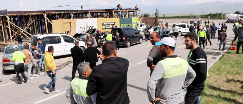 Kontrolden çıkan beton mikseri onlarca aracı biçti - Resim : 1