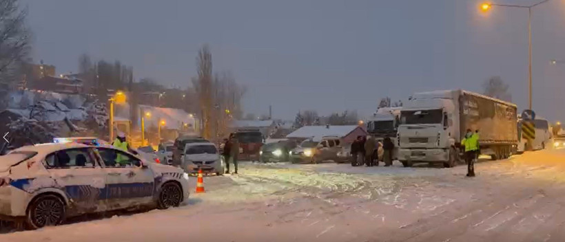 2409 metre rakımlı Kop Dağı geçidi kapandı, birçok araç mahsur kaldı - Resim : 2