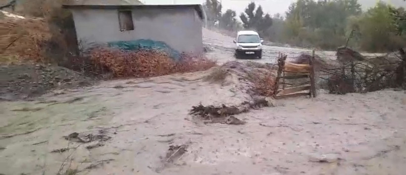 Batman’da yollar göçtü: 25 köy ve 30 mezra ulaşıma kapandı - Resim : 1