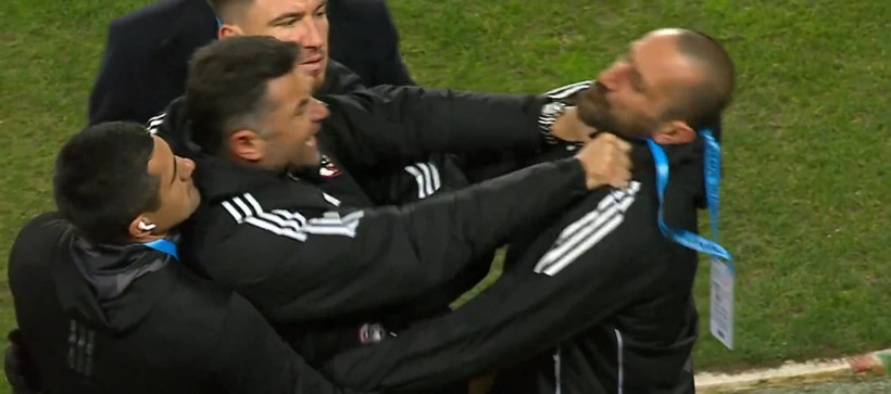 Burak Yılmaz kırmızı kartla çıldırdı: Önüne gelene saldırdı - Resim : 2