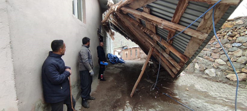 Nisan ayında kabusu yaşadılar: Çatılar uçtu, ağaçlar devrildi, hala yardım bekliyorlar - Resim : 1