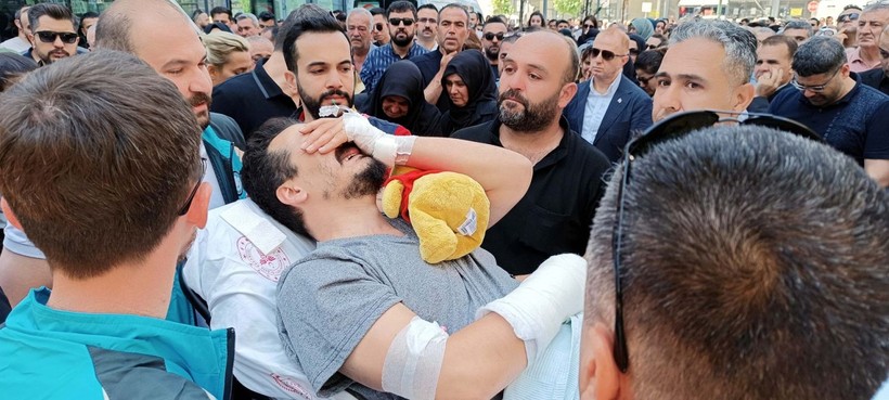 Tarifsiz acı: Eşi ve çocuklarını sedyeden uğurladı - Resim: 2