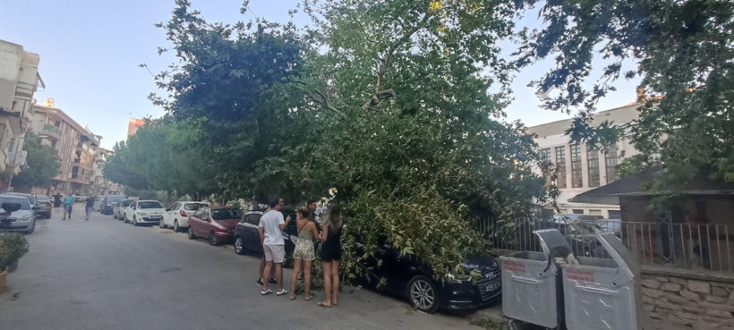 Kuvvetli rüzgar Erdek'i vurdu: 4 tonluk su deposu caddeye uçtu - Resim : 1