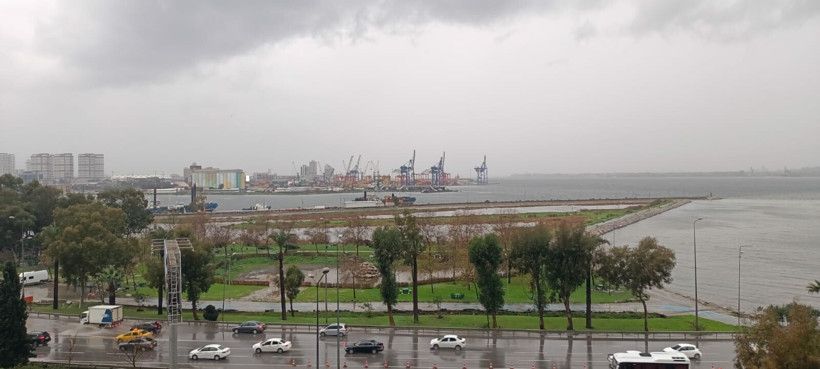 İzmir'de hayat felç oldu: Yollar göle döndü, ağaç devrildi - Resim : 4