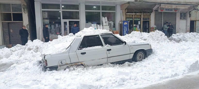 Binanın çatısından düşen kar kütlesi otomobili ezdi - Resim : 1