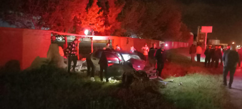 Feci kaza: Genç sürücü hayatını kaybetti: Kardeşleri yaralı kurtuldu - Resim : 1