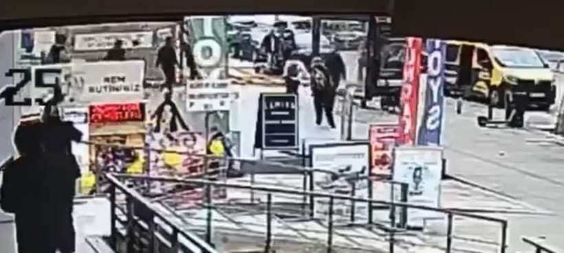 Kadıköy’de faciadan dönüldü. İnşaat kaplaması ikiz kardeşlerin üzerine devrildi - Resim : 1
