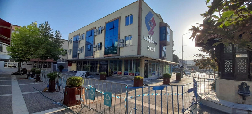 Sındırgı’da depremde hasar gören belediye oteli yıkıldı - Resim : 1