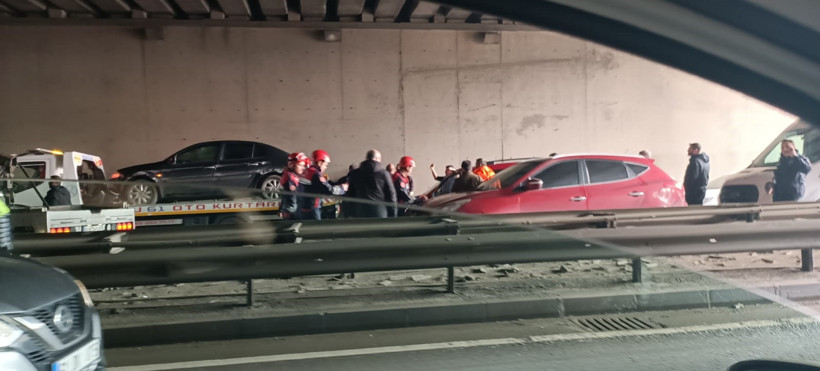 25 araç birbirine girdi: Yaralılar var - Resim : 1