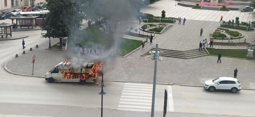 Polise teslim etmek istemedi, aracını yaktı - Resim : 1