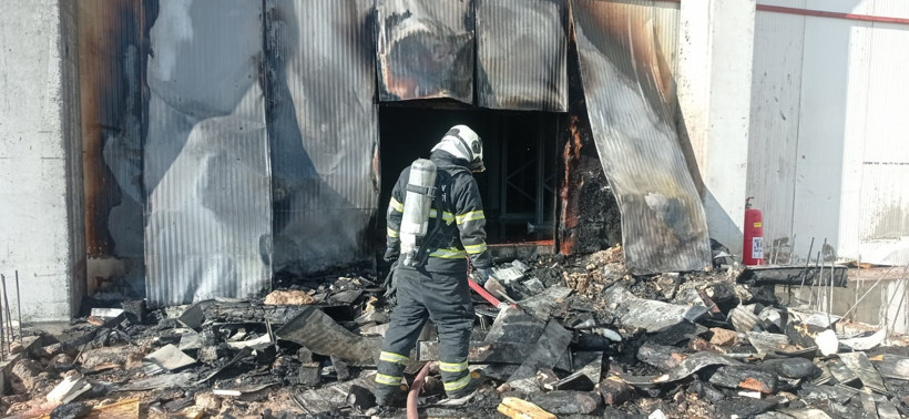 Dondurma fabrikasında yangın: Alevler kısa sürede büyüdü - Resim : 1