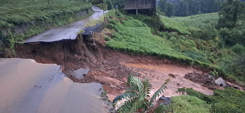 Rize'de gece boyu süren sağanak ortalığı savaş alanına çevirdi. Araçlar su altında kaldı - Resim : 4