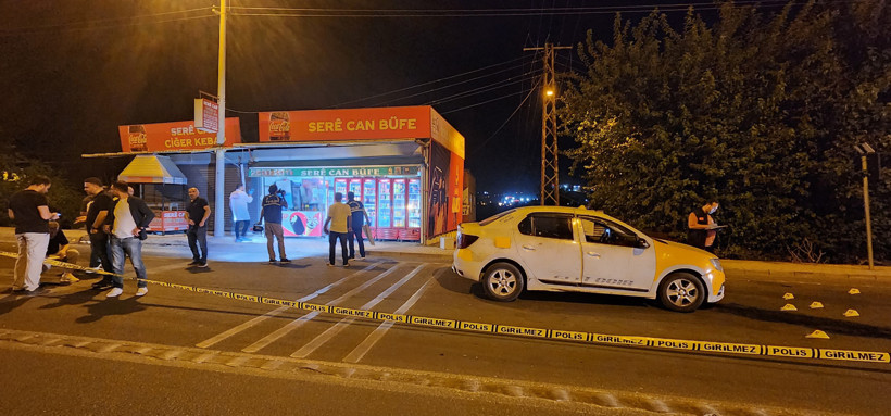 Ortalık bir anda savaş alanına döndü: Silahlar ateşlendi, ölü ve yaralılar var - Resim : 1