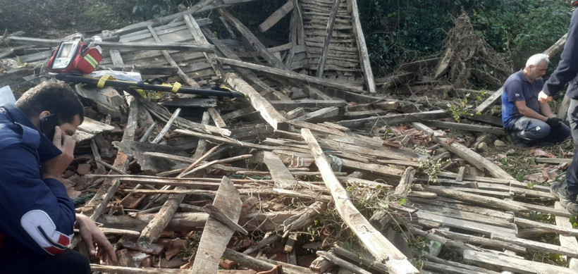 Çöken ahşap yapının altında kalan adam öldü - Resim : 1