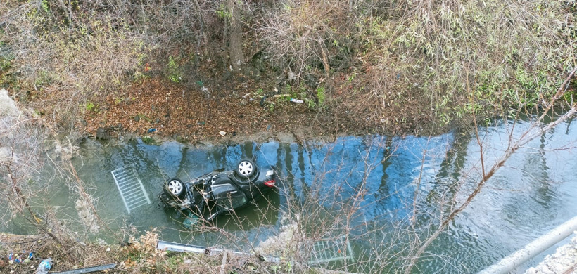 Otomobil çaya uçtu: 1 ölü, 1 yaralı - Resim : 1