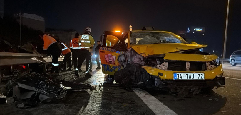 Kağıthane'de taksi ile çarpışan otomobil paramparça oldu: 1 ölü - Resim : 1