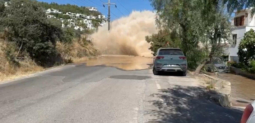 Bodrum’da su isale hattı patladı, yol trafiğe kapandı - Resim: 4