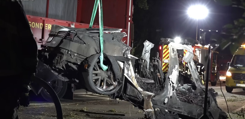 Tesla kazasında baba ve iki çocuğu diri diri yandı - Resim : 1