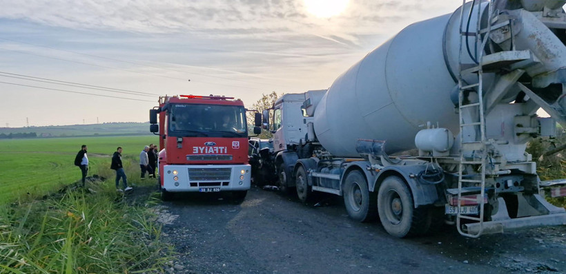 Beton mikseriyle minibüs çarpıştı: 24 yaşındaki sürücü hayatını kaybetti - Resim : 1