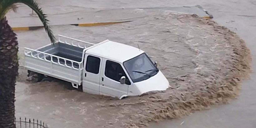 Sağanak yağış hayatı felç etti: Cadde ve sokaklar göle döndü - Resim : 1